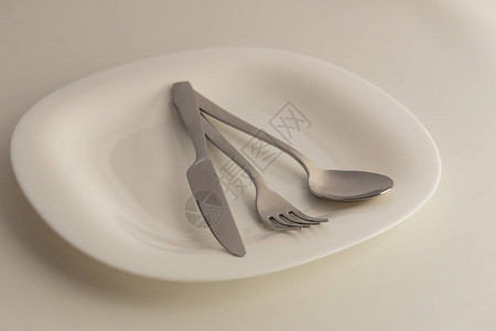餐盘设置与餐具用勺子叉子和刀子的白板套用具食物餐具白色背景图片