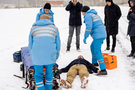 穿冬季制服的年轻辅助医务人员旅图片