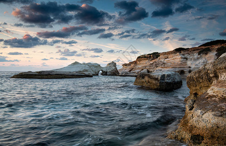 北塞浦路斯塞浦路斯帕福斯海洞沿海地区的岩石海滨景背景