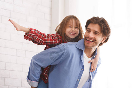 快乐的喜悦父亲与他的小女孩在家玩耍图片