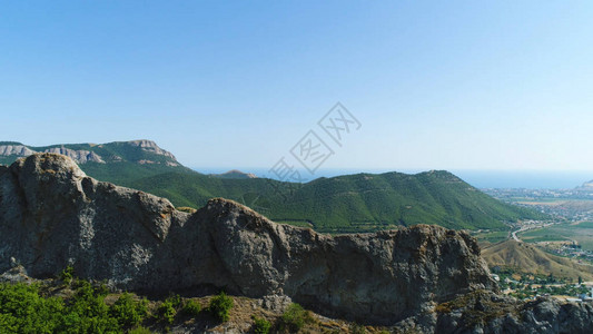 蓝天背景下的青山和谷令人叹为观止的鸟瞰图飞图片