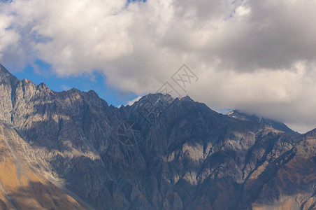 云层中惊人的美丽山地风景大图片