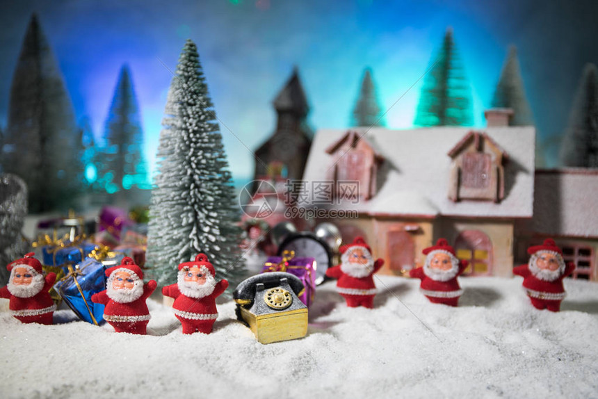 圣诞节和新年假期的概念晚上在雪地里装饰可爱的小房子雪地上的传统节日属创意艺术品装饰您的文图片