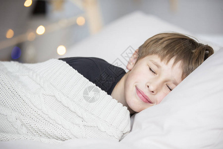 孩子在睡觉男孩躺在枕头上图片