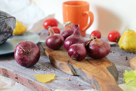 木制餐桌上新鲜蔬菜和水果健康食品烹饪午餐图片