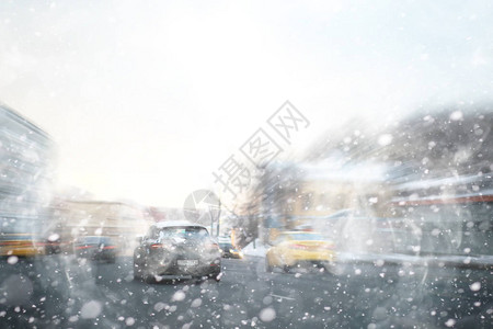 城市的汽车交通堵塞冬季街图片