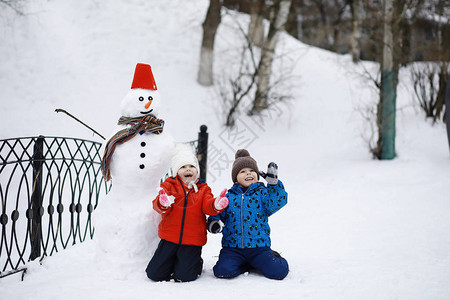 冬天公园里的孩子们孩子们在操场上玩雪他们雕刻雪图片