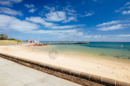 CowesForeshore及其标志码头和海滩在澳大利亚菲利普岛一图片