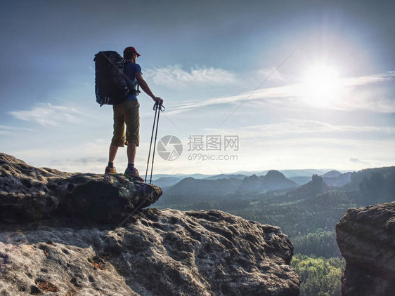 希克停下来看尖锐的沙石峰上的风图片