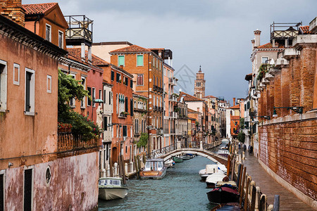 意大利威尼斯运河马轮和古老建筑图片