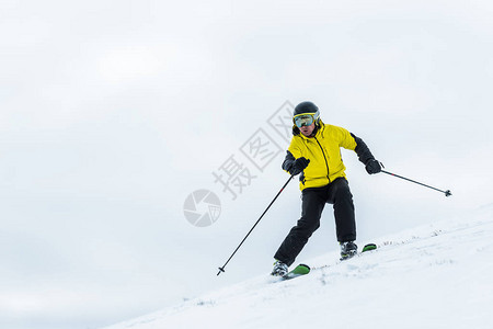 冬季在斜坡上滑雪时使用头盔滑雪机手图片