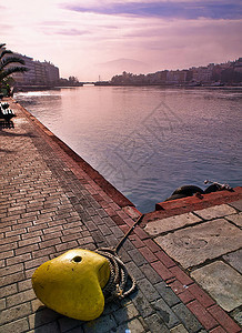 黄线点希腊埃维亚岛的查尔基达市港图片