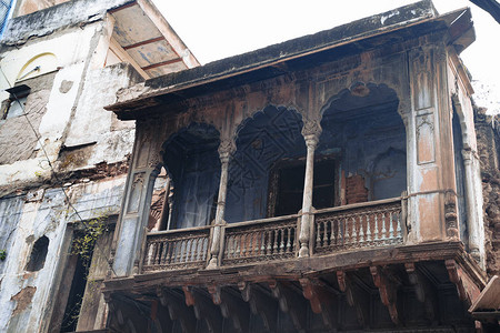 旧的废弃阳台印度新德里一图片