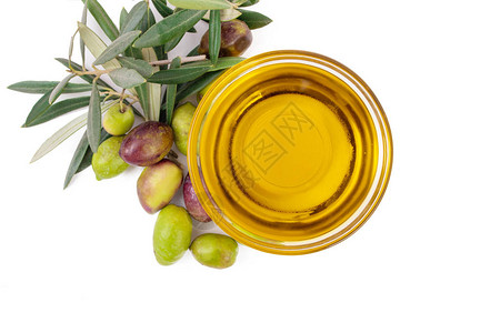 橄榄油与天然橄榄和橄榄枝分离图片