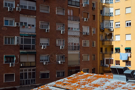 西班牙马德里的带空气流通的普通公寓楼首都城市的带空气冷却器窗户和阳图片