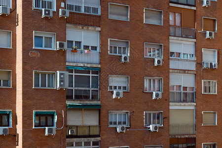 西班牙马德里的带空气流通的普通公寓楼首都城市的带空气冷却器窗户和阳图片