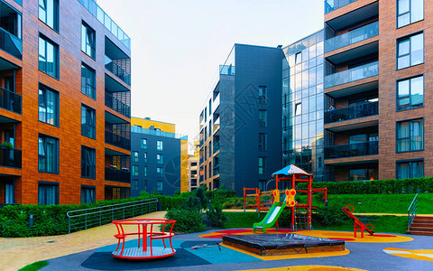 在住宅楼外部的公寓在欧洲的蓝色现代房子的住房结构夏季在市区出租房屋商业地产投资建筑图片