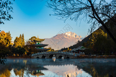 黑龙池以玉龙雪山为背景图片