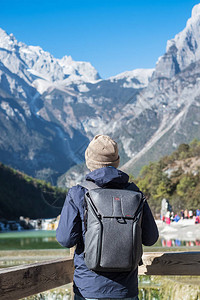 在丽江古城附近玉龙雪山景区内的地标和热门景点蓝月谷旅行的年轻旅行者云南丽江独图片