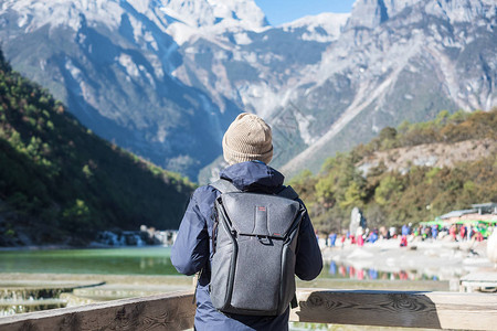 在丽江古城附近玉龙雪山景区内的地标和热门景点蓝月谷旅行的年轻旅行者云南丽江独图片