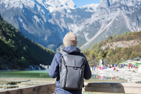 在丽江古城附近玉龙雪山景区内的地标和热门景点蓝月谷旅行的年轻旅行者云南丽江独图片