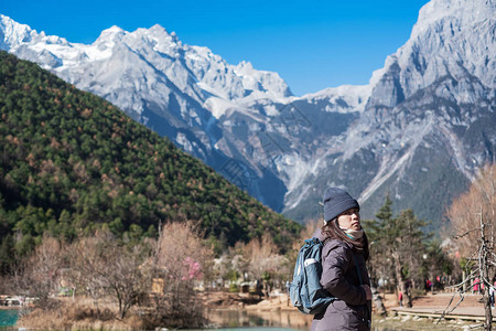 在丽江古城附近玉龙雪山景区内的地标和热门景点蓝月谷旅行的年轻女游客云南丽江独图片