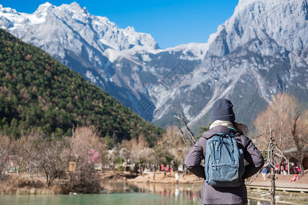 在丽江古城附近玉龙雪山景区内的地标和热门景点蓝月谷旅行的年轻女游客云南丽江独图片