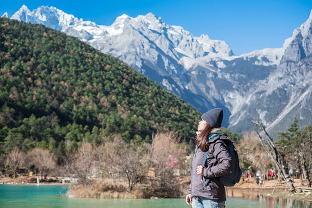 在丽江古城附近玉龙雪山景区内的地标和热门景点蓝月谷旅行的年轻女游客云南丽江独图片