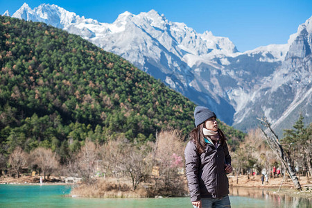 在丽江古城附近玉龙雪山景区内的地标和热门景点蓝月谷旅行的年轻女游客云南丽江独图片