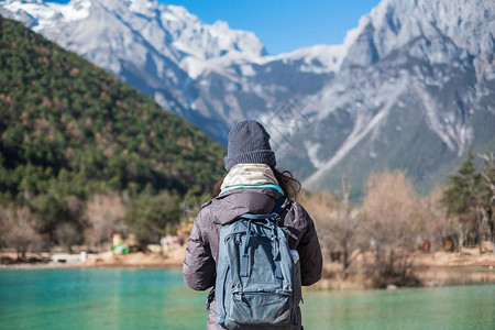 在丽江古城附近玉龙雪山景区内的地标和热门景点蓝月谷旅行的年轻女游客云南丽江独图片