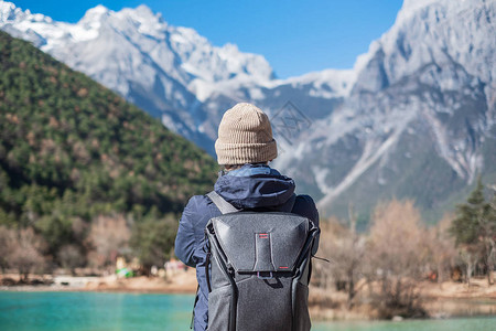 在丽江古城附近玉龙雪山景区内的地标和热门景点蓝月谷旅行的年轻旅行者云南丽江独图片