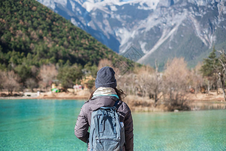 在丽江古城附近玉龙雪山景区内的地标和热门景点蓝月谷旅行的年轻女游客云南丽江独图片