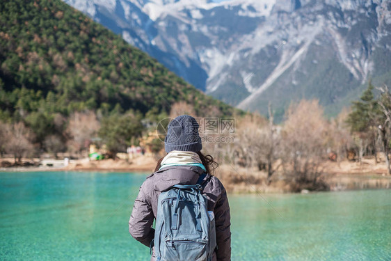 在丽江古城附近玉龙雪山景区内的地标和热门景点蓝月谷旅行的年轻女游客云南丽江独图片