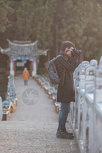 在玉龙背景的黑龙池旅游的青年旅行者图片