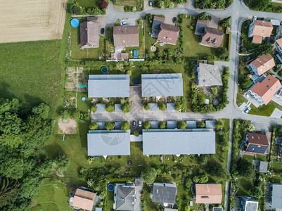瑞士农村庄与建筑物的空中观图片