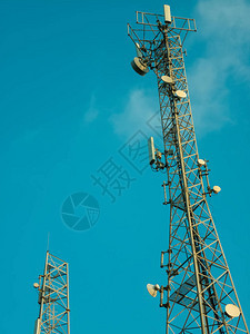 蓝天背景下的两座蜂窝塔卫星通信和电信图片