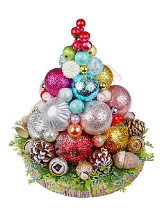 由玻璃球红莓果和珍珠制成的具有古老风格的圣诞自制装饰树图片