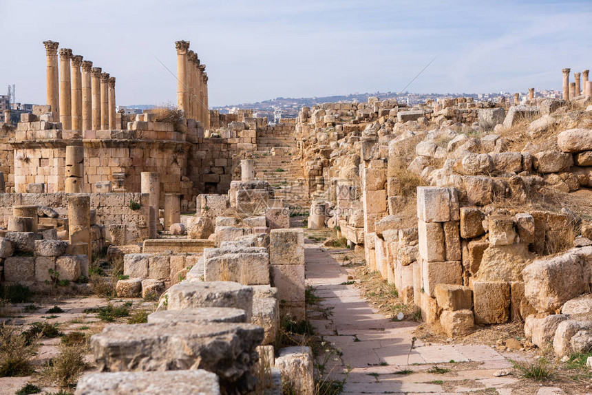 约旦杰拉什市的罗马遗址现代城市外的Gerasa有围墙的希腊罗马定居点的废墟杰拉图片