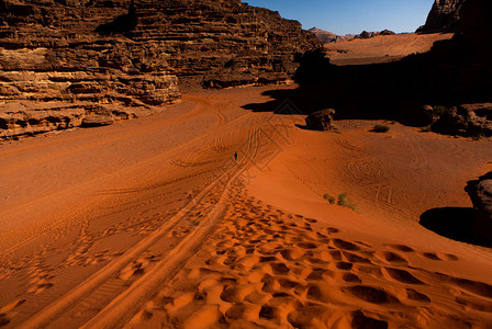 约旦的瓦迪拉姆沙漠在日落沙丘上美丽的沙纹全景约图片