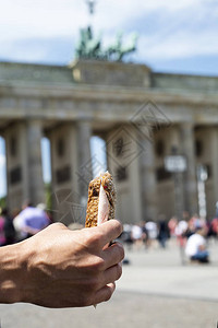 德国柏林著名的勃兰登堡门前图片