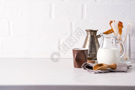 牛奶和地面咖啡的果汁图片