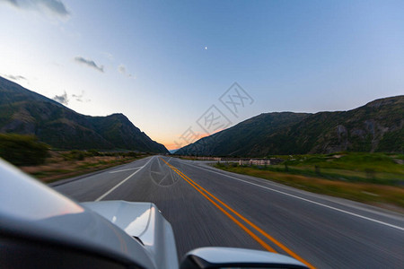 通过景观的道路公路和汽车旅行风景和日落公路旅行概念图片