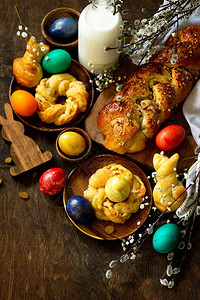 复活节桌复活节糕点和彩蛋在木制柜台图片