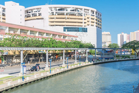 沿马来西亚马六甲市梅拉卡河沿岸行走的旅游客图片