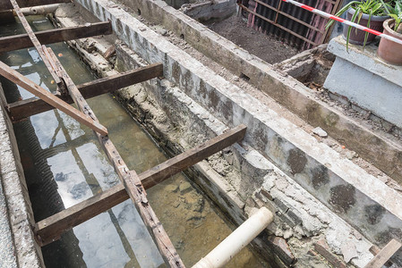 马来西亚马六甲河沿岸露台木板路施工现场带有劣化和新梁板的螺钉桩在平台后壁上混凝土图片