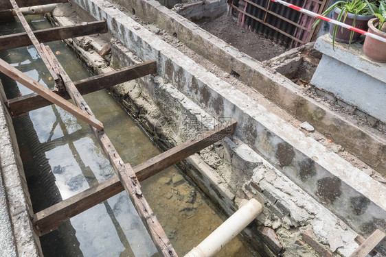 马来西亚马六甲河沿岸露台木板路施工现场带有劣化和新梁板的螺钉桩在平台后壁上混凝土图片