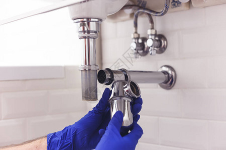 管道修理和维护洗手盆下面的铬吸水管背景图片