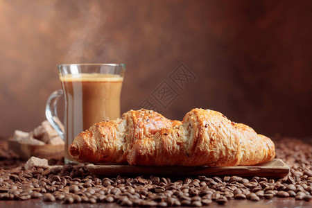 咖啡奶油和羊角面包在桌图片