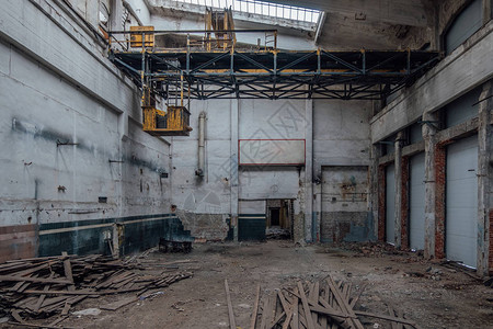 废弃的旧工厂内部空荡的废弃车间图片