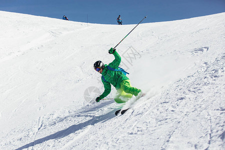 山上的滑雪者滑雪胜地的专业滑雪运动员滑雪寒图片